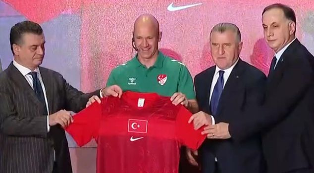 Anthony Taylor was gifted a National Team jersey! Everyone got hung up on the same detail.