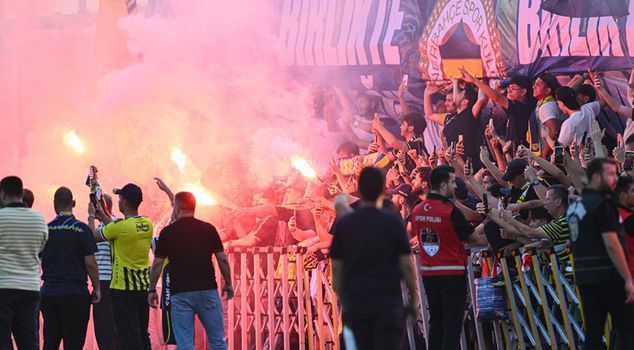 Fenerbahce are ready for the Sturm Graz match! Fans lit up Samandira