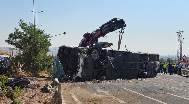 A passenger bus overturned in Kayseri, 20 people were injured and 1 person lost their life in the accident.