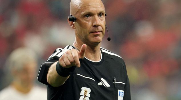 Surprise move from MHK! Anthony Taylor officially started his duty.