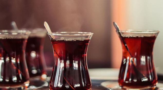 الرئيس طرد الموظف والمحكمة أعادته! قرار سابقة في معركة كوب الشاي