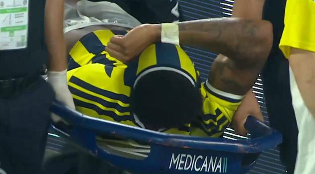 Frightening injury at Fenerbahçe! He left the field in tears.