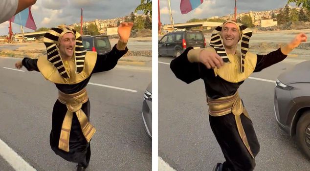هكذا يكون عشق الصلاة! تنكر بزي فرعون ولعب الكولباشتي