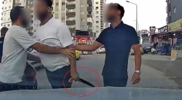 في مشادة إفساح الطريق، بلطجة لا تصدق! أثار الرعب بالمنشار