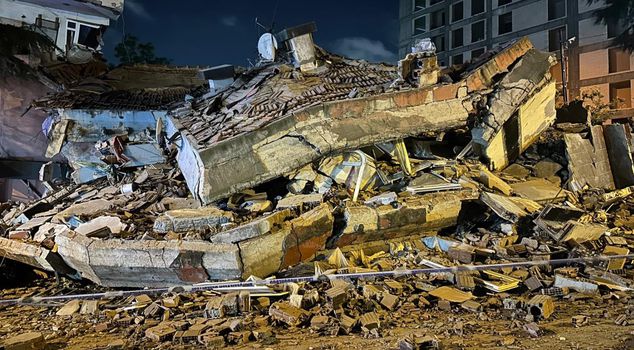 A 6-story building collapsed in Bahçelievler! Footage of those terrifying moments has emerged.