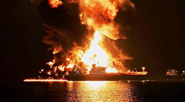 Tension is rising in the Strait of Hormuz! Successive explosions near the tanker.