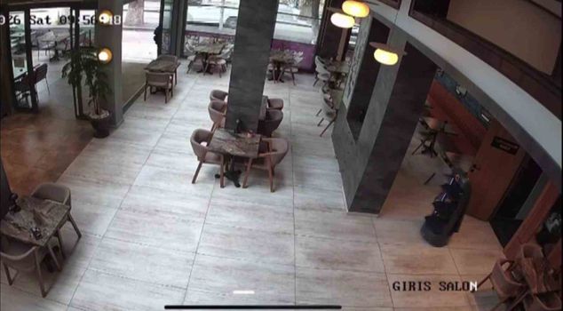 The robot working as a waiter fell down the stairs, and the restaurant gave it 3 days off.