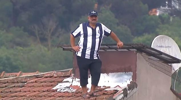مشجع لسارية سبور تابع مباراة موغلا سبور من على السطح