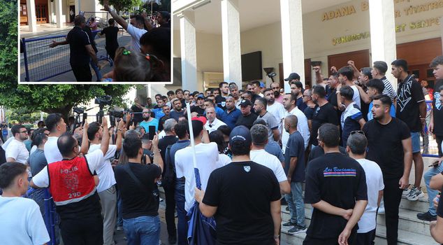 Adana Demirspor fans tried to enter the municipal building, chaos erupted.
