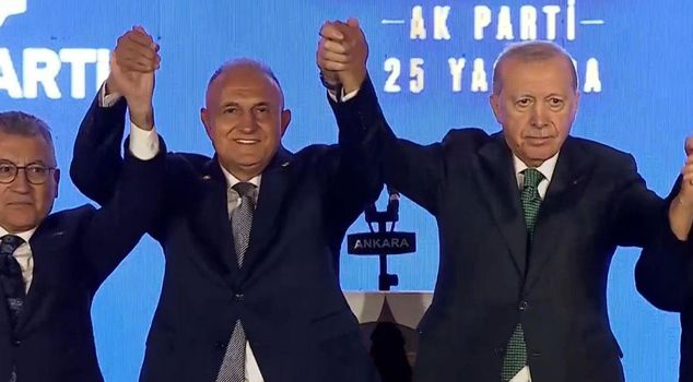 К партии AKP присоединились еще 3 депутата! Значки лично прикрепил президент Эрдоган