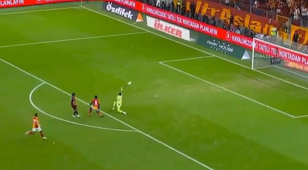 Cold shower for Galatasaray! 2 goals in 2 minutes, fans went crazy
