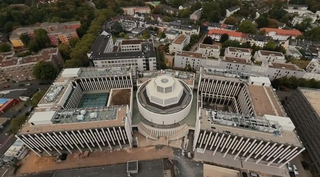 Были показаны кадры огромного комплекса, построенного в Кёльне последователями Сулейманджы, лидером которых является Алихан Куриш.