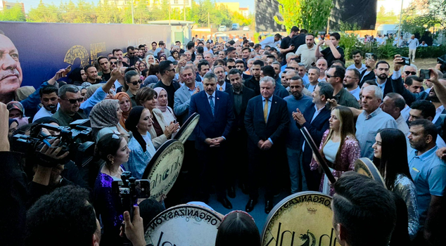 In Diyarbakır, before the match, ministers were enthusiastically welcomed with Kurdish songs.