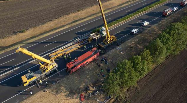 A bus carrying Polish tourists overturned in Hungary: 12 dead
