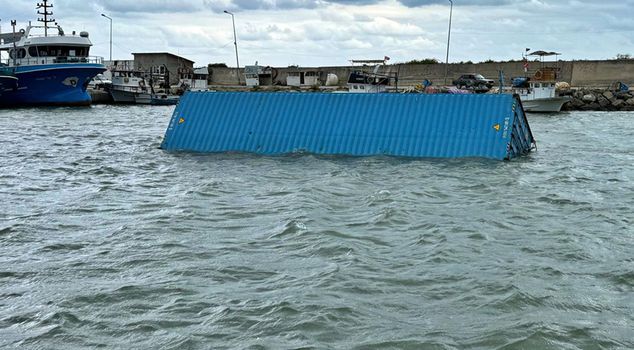 Tea emerged from a container found in the sea in Samsun.