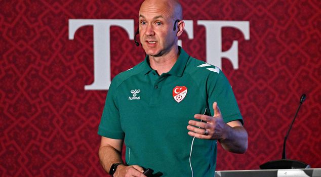 Anthony Taylor evaluated the positions where Fenerbahçe expected a penalty.