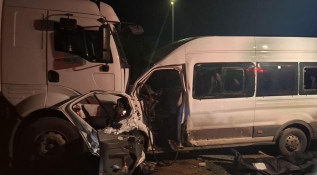 A worker shuttle and a truck collided head-on: 1 worker lost their life, 14 injured