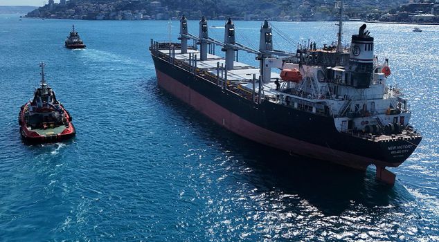 Emergency alert in the Bosphorus: Traffic suspended in both directions for the giant ship attacked by a drone.