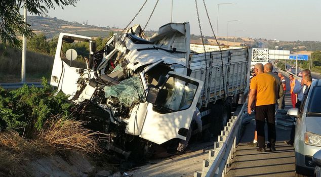 In the accident where the truck plunged into the barriers like an arrow, no one survived.