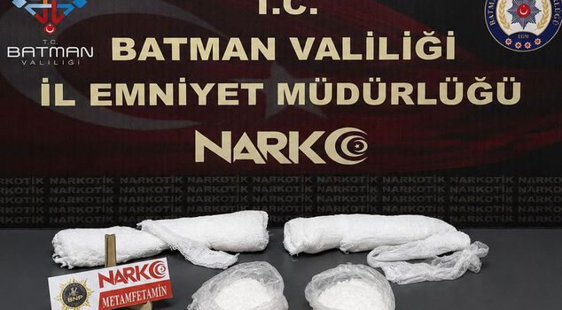A person who hid 1 kilogram of drugs in his arm cast has been arrested.