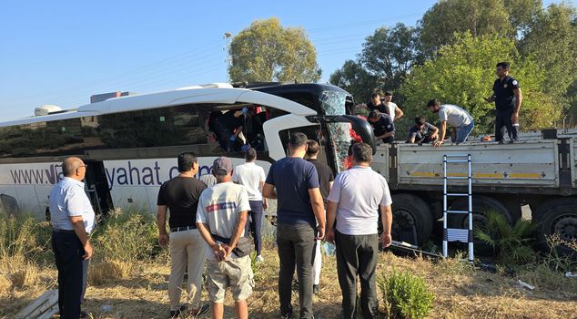 Tour bus collided with truck in Milas: 2 dead, 8 injured