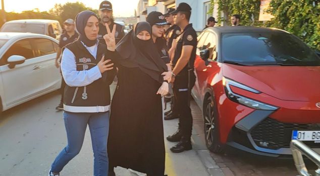 Striking moment in the Furkan Foundation operation! He made a victory sign while in custody.