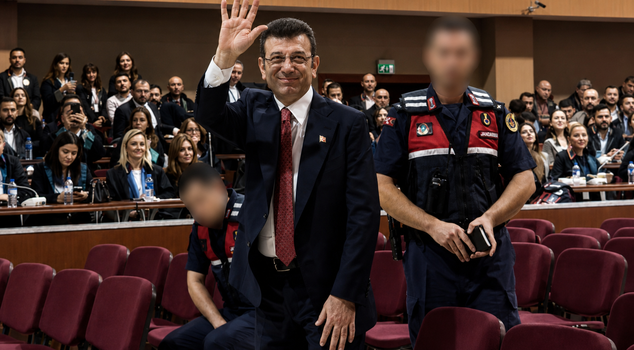 Напряжение в деле İBB возросло! Когда Имамоглу задал вопрос, судья жёстко вмешался: Так вопросы не задают