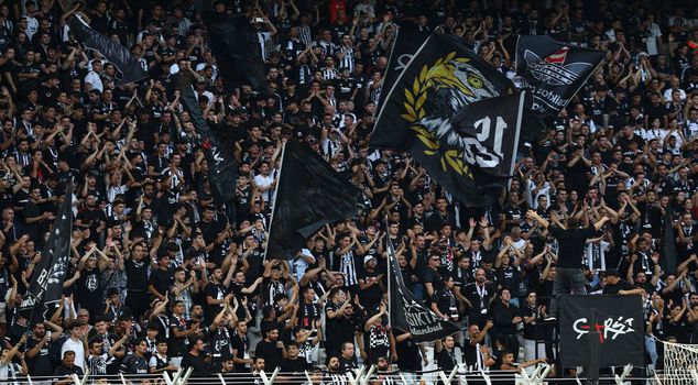 عندما أصبحت النتيجة 3-0، تأوهت جميع المدرجات في ملعب دولماباهتشه بصوت واحد