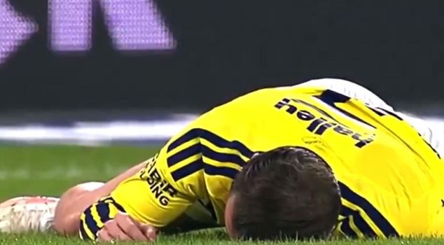 Scary injury at Fenerbahçe! He left the field on a stretcher