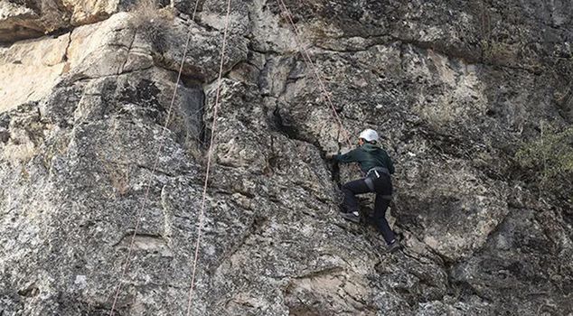 Shocking incident in the mountains! He left his 7-year-old son behind and continued on his way.