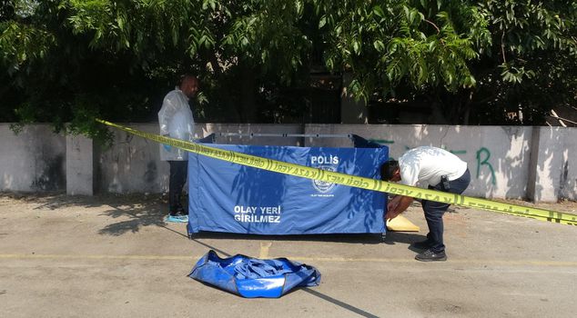 A corpse was found in the marketplace! Its identity was determined by fingerprints.