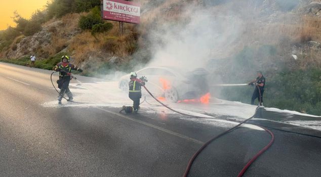 A burning electric car cannot be extinguished with water! Despite special equipment, it took 12 hours.