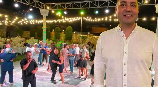 The wedding was cancelled but the hall was not left empty! In Nazilli, the groom was the sole star of the night.