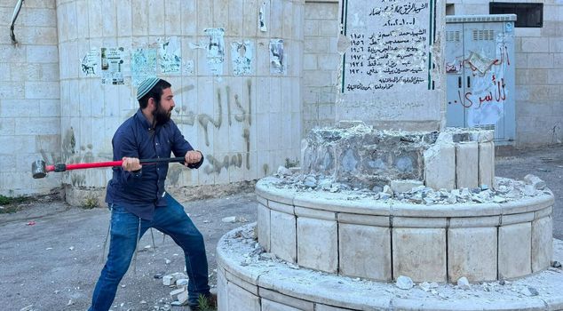 نائب إسرائيلي يقوم بفضيحة في الضفة الغربية: يحطم نصباً تذكارياً فلسطينياً بآلة ثقيلة