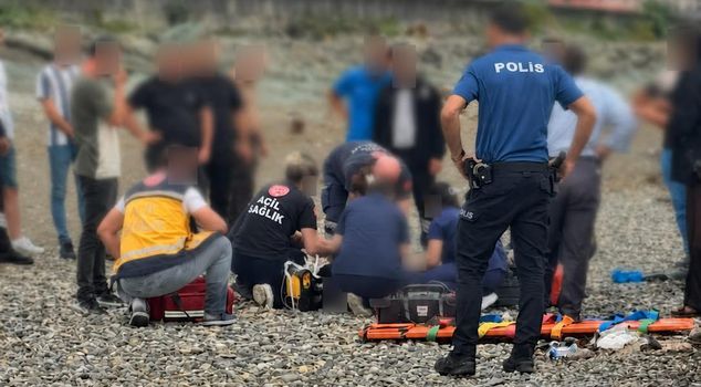 Two siblings who entered the sea in Rize were swept away by the waves, breaking the family's heart.
