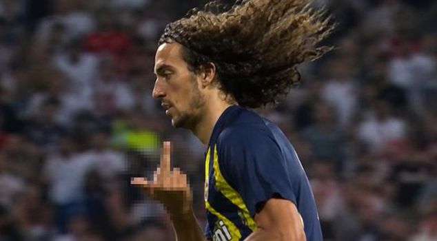 Guendouzi's controversial gesture to Lyon fans