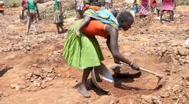 Found gold while searching for his goat in Kenya! People rushed to the area with pickaxes and shovels.