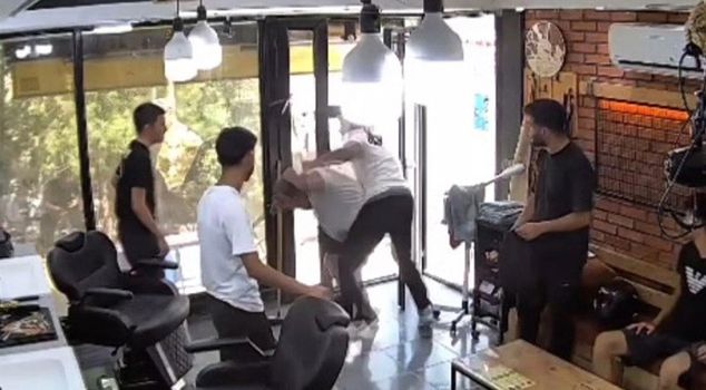 The person who entered the barbershop with a knife was neutralized by a customer.