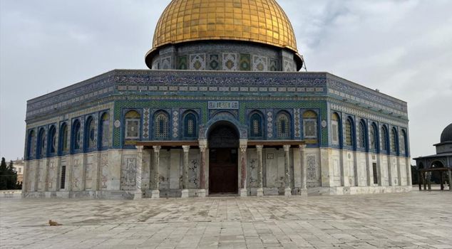 إسرائيل تجاوزت حدودها مرة أخرى! تم وضع لافتة جديدة على باب المسجد الأقصى