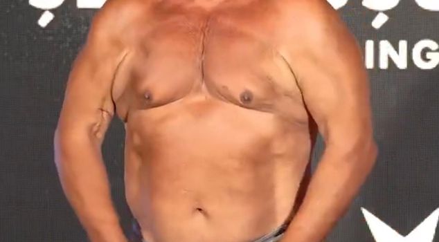 حركة مذهلة من شينار أوشوميز صوي في عمر 76 عامًا! خلع ملابسه وأظهرها