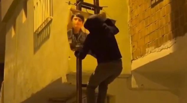 تم اعتقال 4 أشخاص علقوا ملصقًا لتنظيم إرهابي