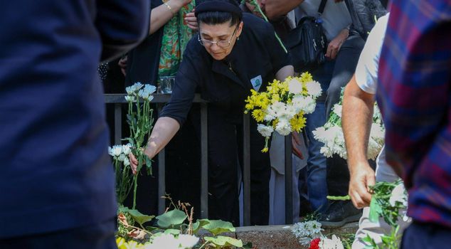 Mehdi Zana was bid farewell on his final journey, Leyla Zana said goodbye with flowers.