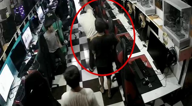 Children's knife fight in internet cafe caught on camera! Those who tried to intervene were hospitalized.