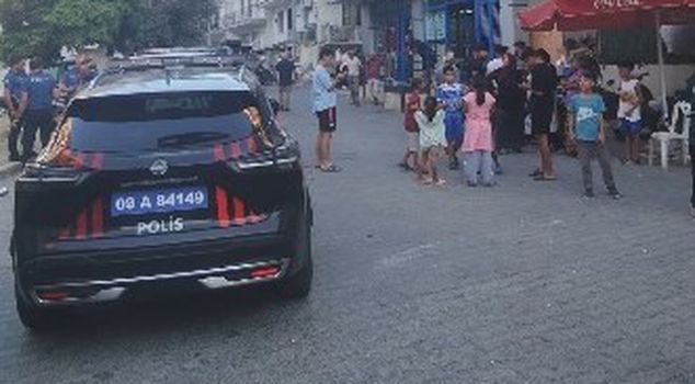 مأساة ببندقية في كوشاداسي! خلاف هاتفي امتد إلى الشارع، وأصيب طفل صغير بالرصاص