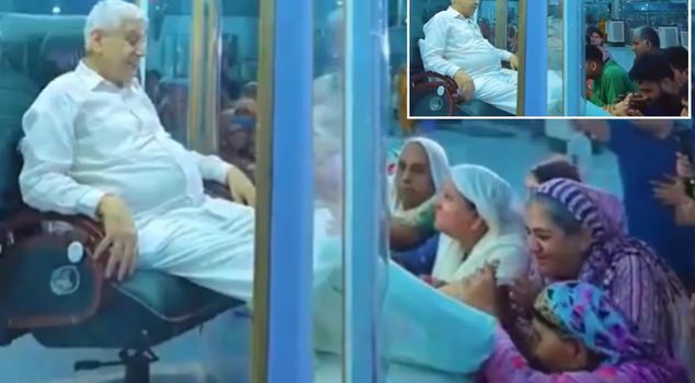 Outrageous image! He had his disciples kiss his feet from an air-conditioned room.