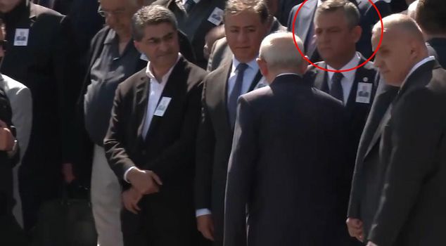 Özgür Özel's facial expression is explosive: He shook hands with Kılıçdaroğlu like this