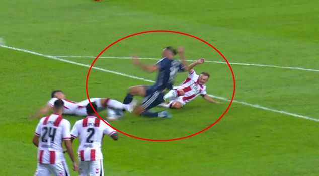 Penalty or not? Famous commentators agreed on Vedat's position.