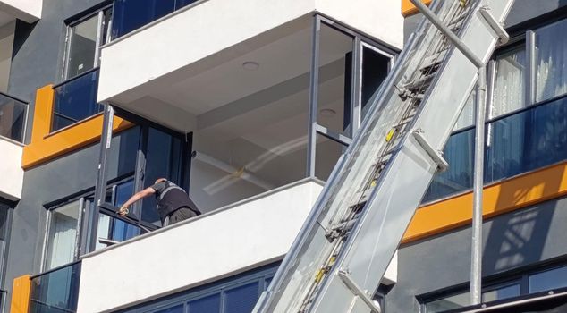 The little child looked out from the balcony and crashed onto the concrete floor.