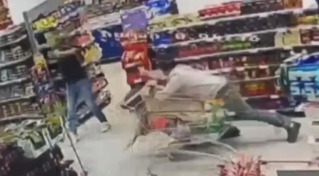 Armed duel in the market! They fired into the crowd of customers.