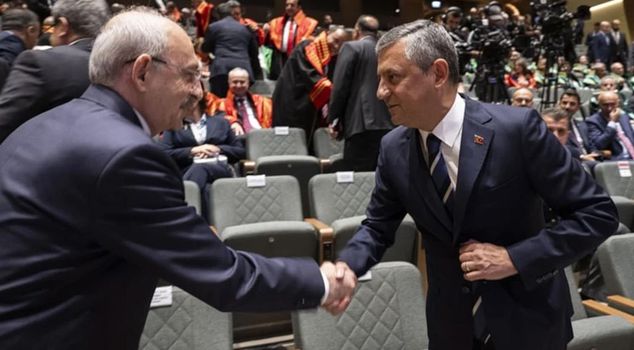 The warm greeting between Özel and Kılıçdaroğlu